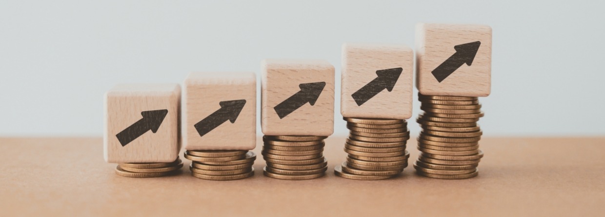 Stijgende stapeltjes munten, rente stijging symboliserend