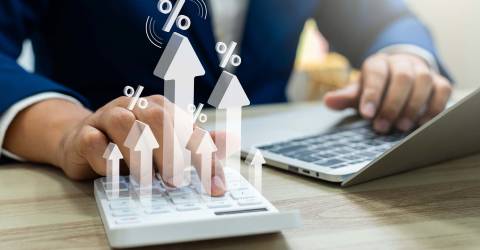 Hypotheekadviseur berekent de mogelijkheden voor een nieuwe of bestaande hypotheek