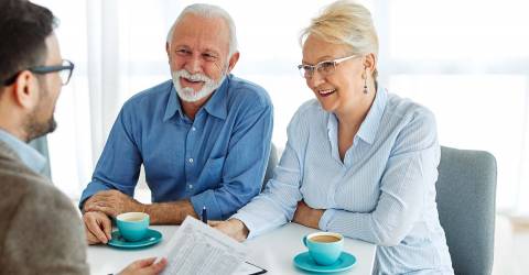 Senior stel heeft een afspraak met een adviseurt over krediet