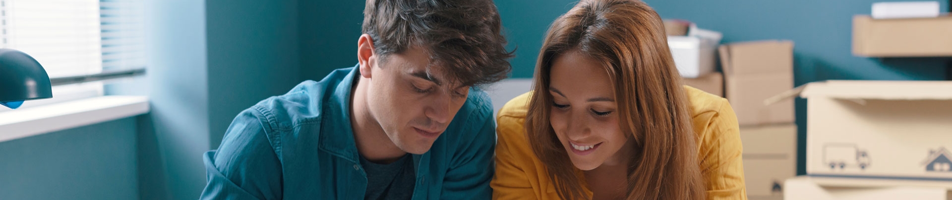 Jong koppel werkt aan de plannen van hun eigen huis