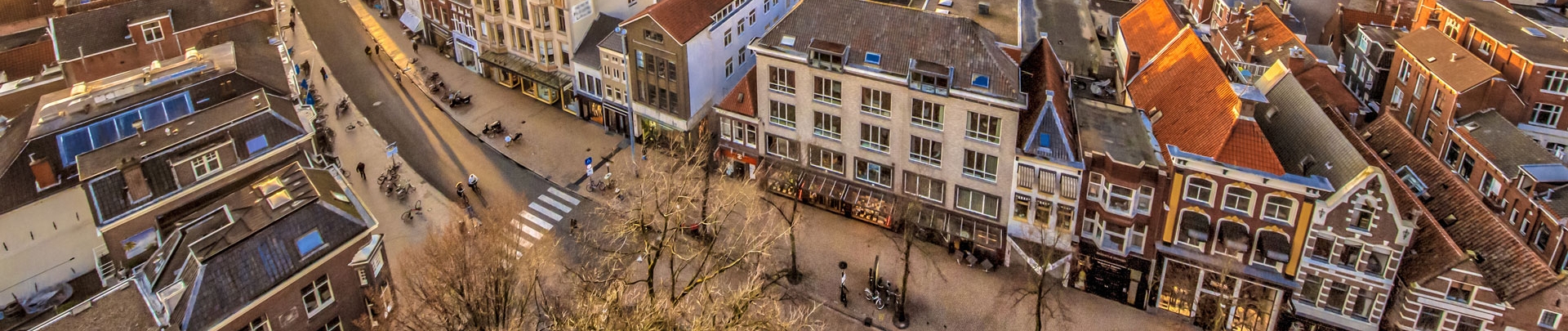 Luchtfoto over de stad Groningen bij zonsondergang
