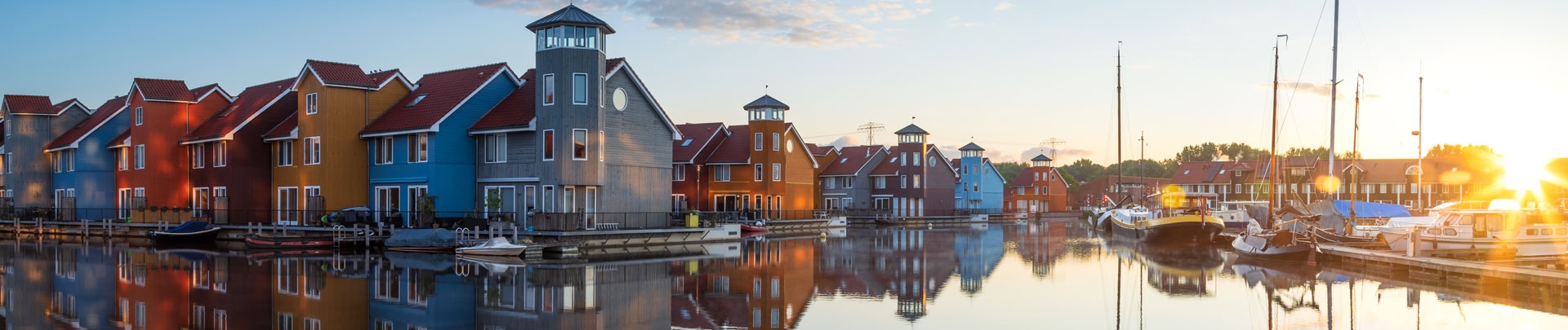 Reitdiephaven, een wijk in Groningen aan de stadsjachthaven met unieke woningen en vrolijke gevelkleuren, geïnspireerd door Scandinavische en Caribische architectuur